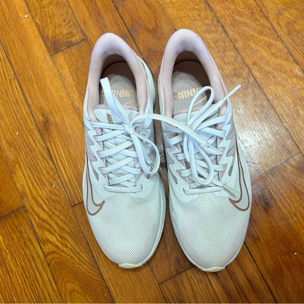 Women’s light pink Nike shoes size 7 - Picture 5 of 8